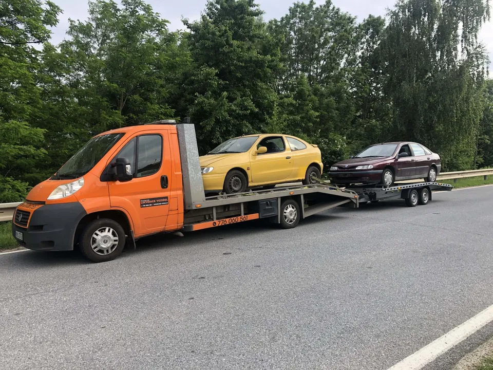 Odtahovka Eko-Vrak.cz se dvěma vozy na plošině a přívěsu